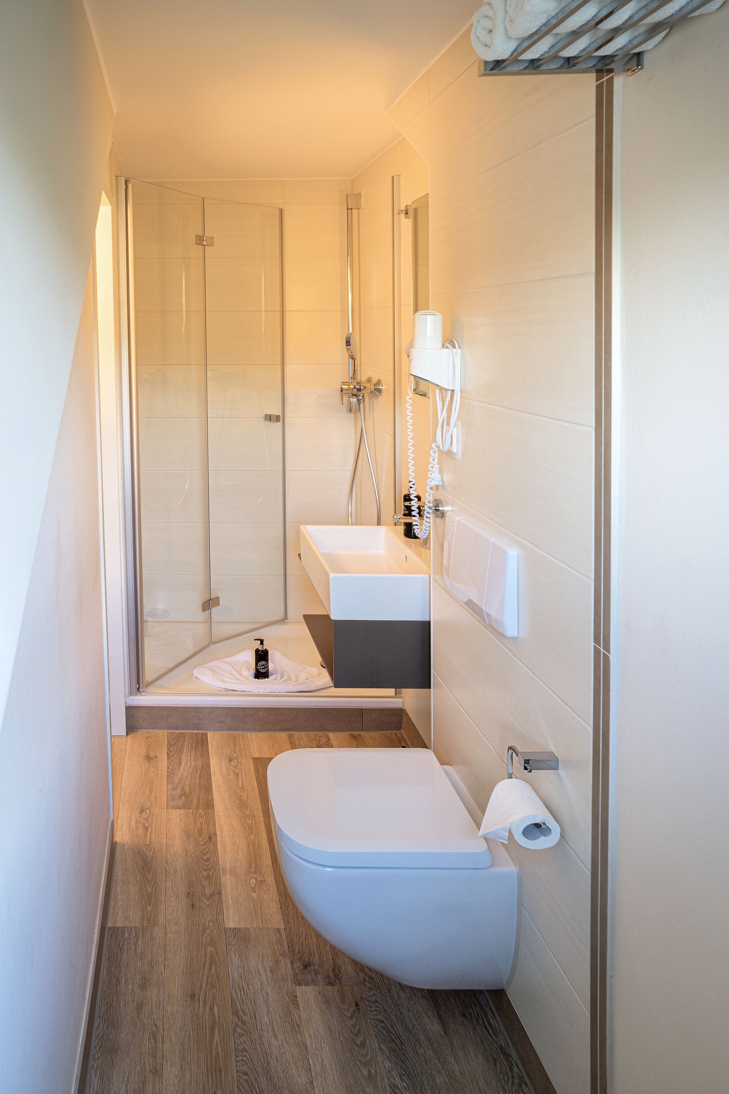 double room | bathroom | shower, towels