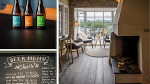 Un menú de cervezas y tres botellas sobre una barra.
