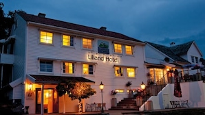 Un edificio de dos pisos con un letrero que dice "Lilland Hotel".