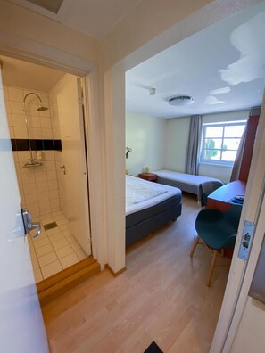 Desk, iron/ironing board, free WiFi, bed sheets - Lilland Brewery Hotel (Strand)