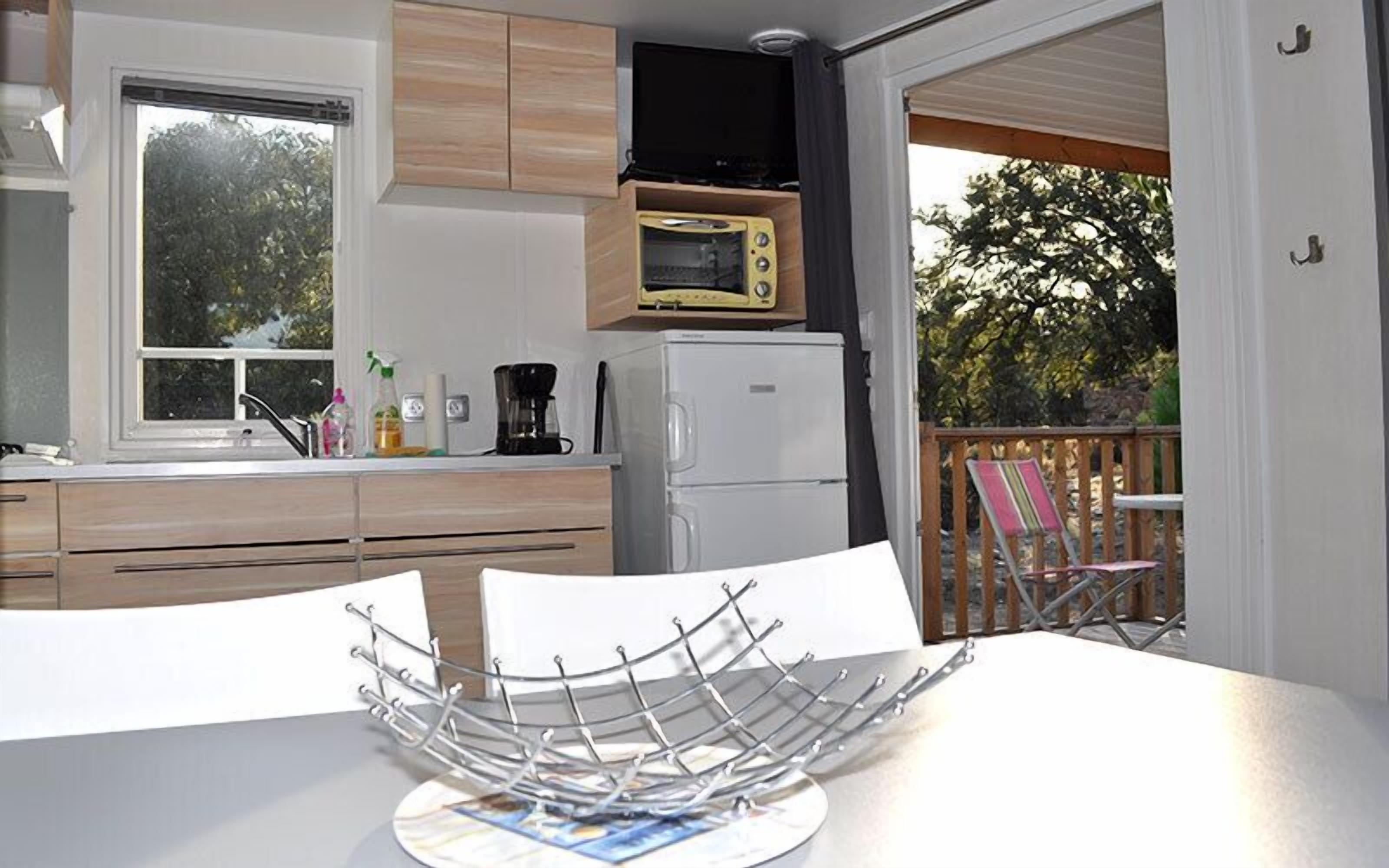 Refrigerador con congelador, microondas, horno y tostadora 