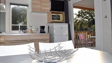 Grand réfrigérateur, micro-ondes, four, grille-pain