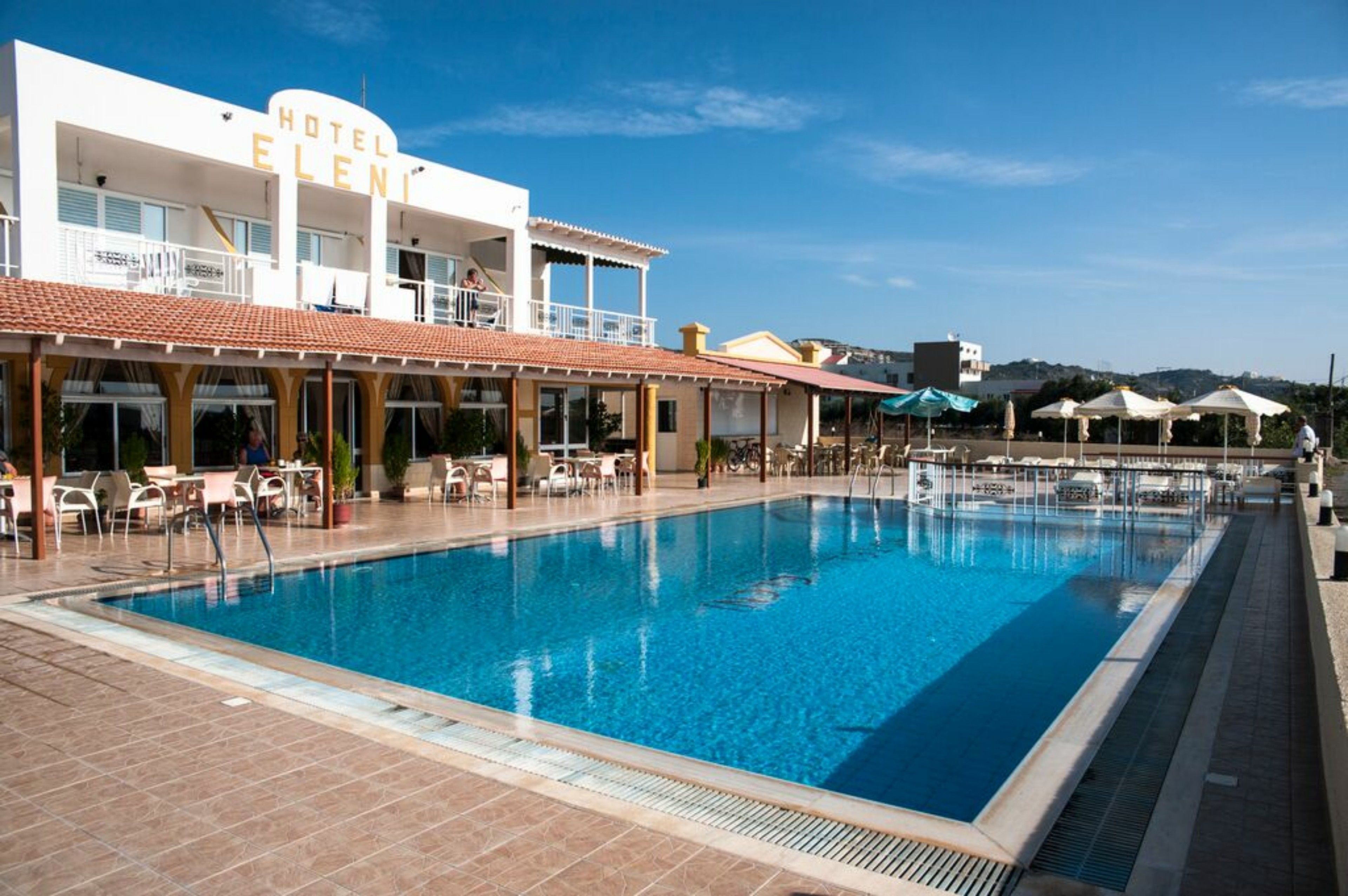 Ett hotell med en swimmingpool, utomhusplats och utsikt över det omgivande landskapet.