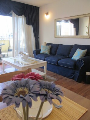 1 bedroom, premium bedding, desk, soundproofing - Nomi Suites (Herzliya)