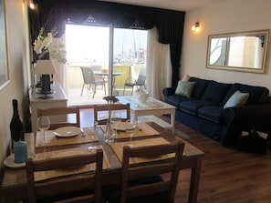 One Bedroom Apartment With Sea View | 1 habitación, ropa de cama de alta calidad, escritorio y insonorización 