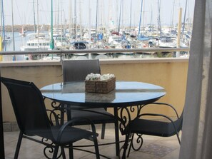 One Bedroom Apartment With Sea View | 1 habitación, ropa de cama de alta calidad, escritorio y insonorización 