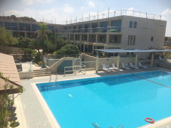 One Bedroom Apartment With Sea View | Alberca | Alberca al aire libre, sombrillas en la alberca y camastros 