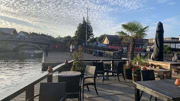 Phục vụ bữa sáng, bữa trưa, bữa tối, đặc sản vùng, dùng bữa ngoài trời