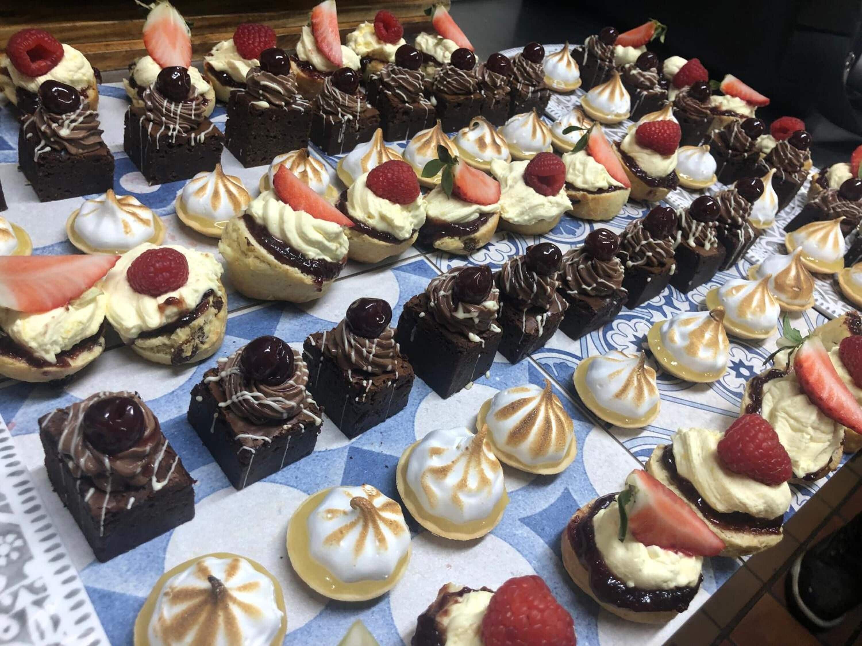 Une variété de desserts disposés sur une table.