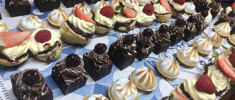 Une variété de desserts disposés sur une table.