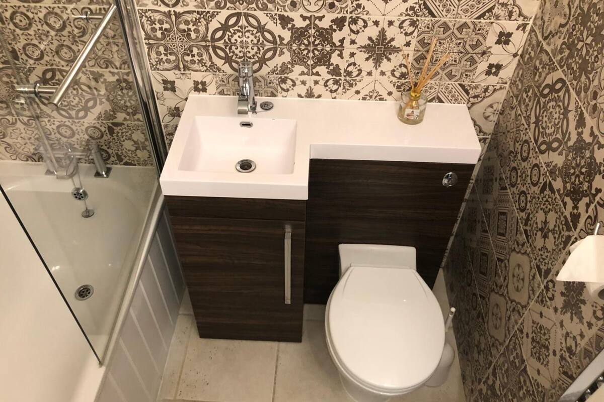 designer toiletries, hair dryer, towels