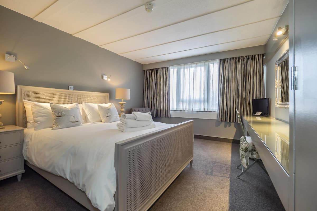 Superior Double Room, 1 King Bed | Individually decorated, individually furnished, desk, blackout drapes