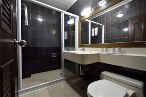 Shower, hair dryer, towels, shampoo - Toong Mao Kao Shang Ching Hotel (Hengchun)