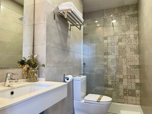 Chambre Triple | Salle de bain | Douche, articles de toilette gratuits, serviettes fournies, savon