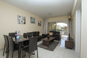 Apartment, 2 Bedrooms | Living area