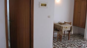 Dreibettzimmer (Studio) | Wohnbereich | Fernseher