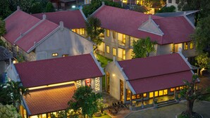 Zona residencial con varias casas con tejados rojos y arquitectura tradicional.