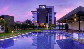 Outdoor pool - Hotel Le Ruchi the Prince (Mysore)