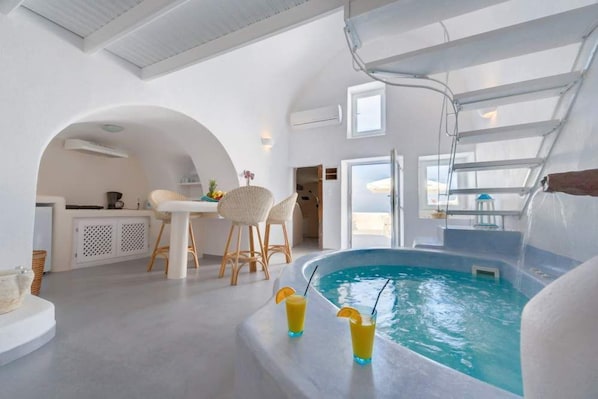 Villa Deluxe, 2 chambres, baignoire à jets (Caldera View) | Coin séjour | Télévision à écran plat de 20 pouces avec chaînes par satellite