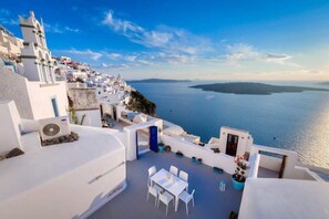 Villa Deluxe, 2 chambres, baignoire à jets (Caldera View) | Terrasse/Patio