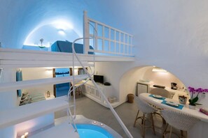 Villa Deluxe, 2 chambres, baignoire à jets (Caldera View) | Coin séjour | Télévision à écran plat de 20 pouces avec chaînes par satellite