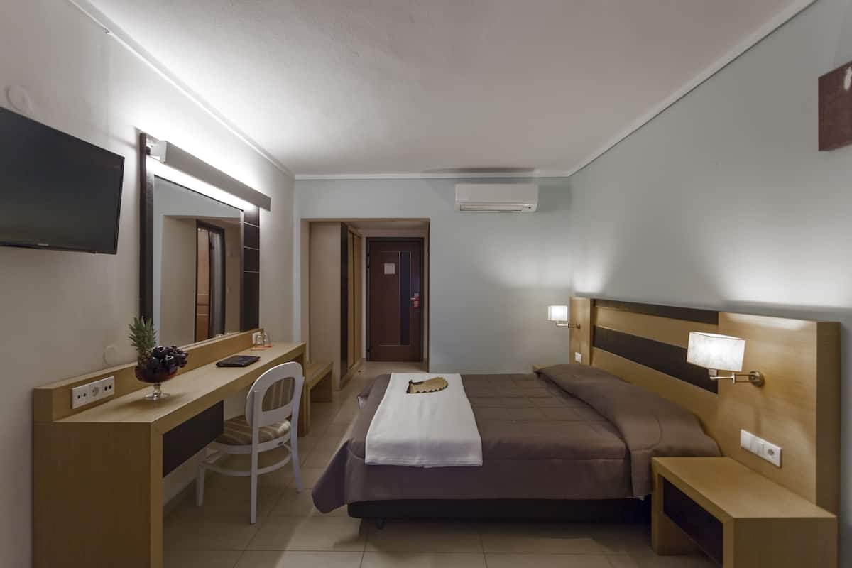 Junior Suite | Egyptian cotton sheets, in-room safe, blackout drapes, cribs (free)