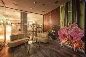 Sauna, vartalohoitoja, aromaterapiaa, kuumakivihierontaa