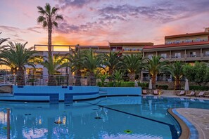 Una piscina al aire libre (de 10:00 a 19:00), sombrillas, tumbonas