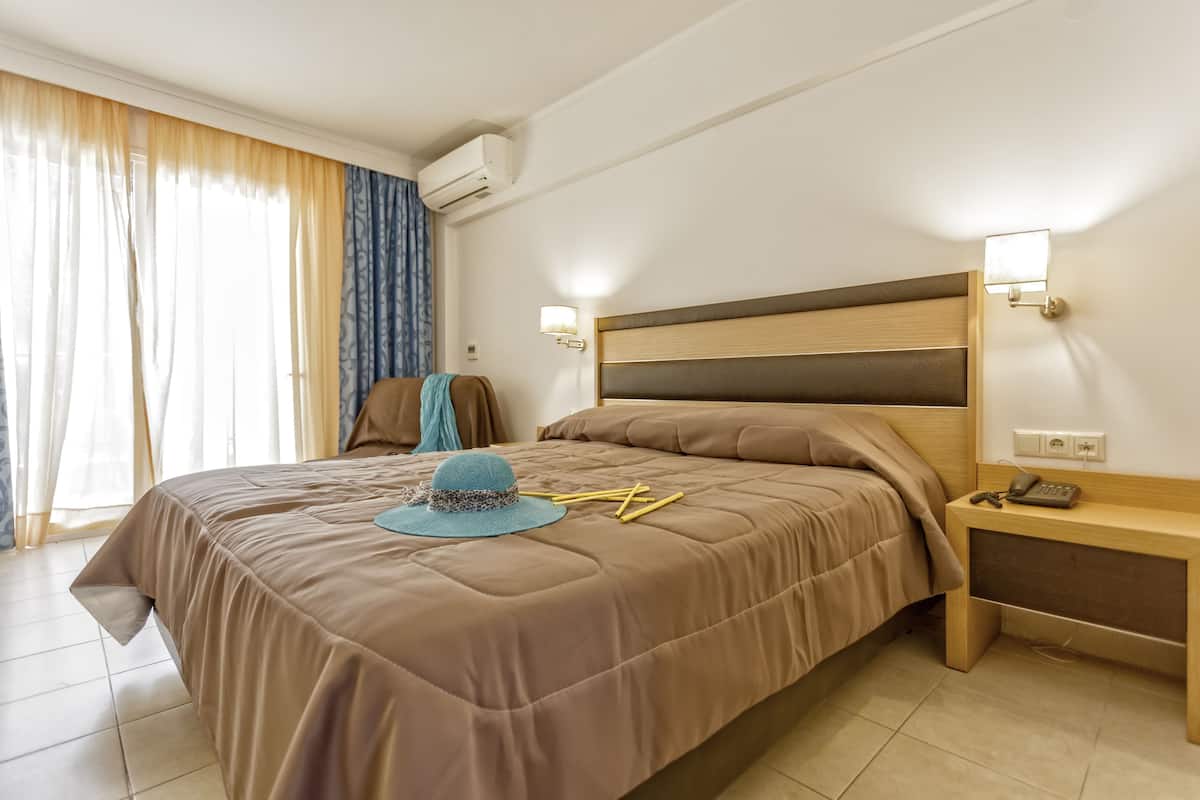 Egyptian cotton sheets, in-room safe, blackout drapes, cribs (free)