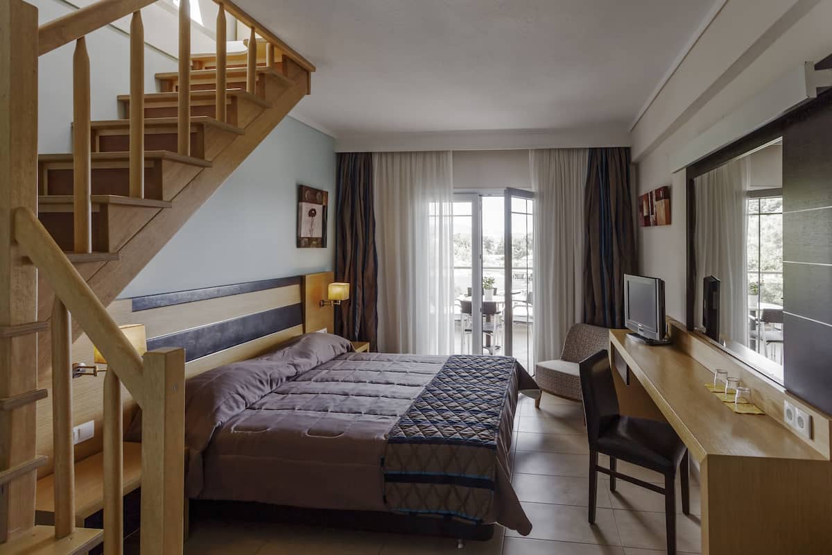 Duplex | Egyptian cotton sheets, in-room safe, blackout drapes, cribs (free)