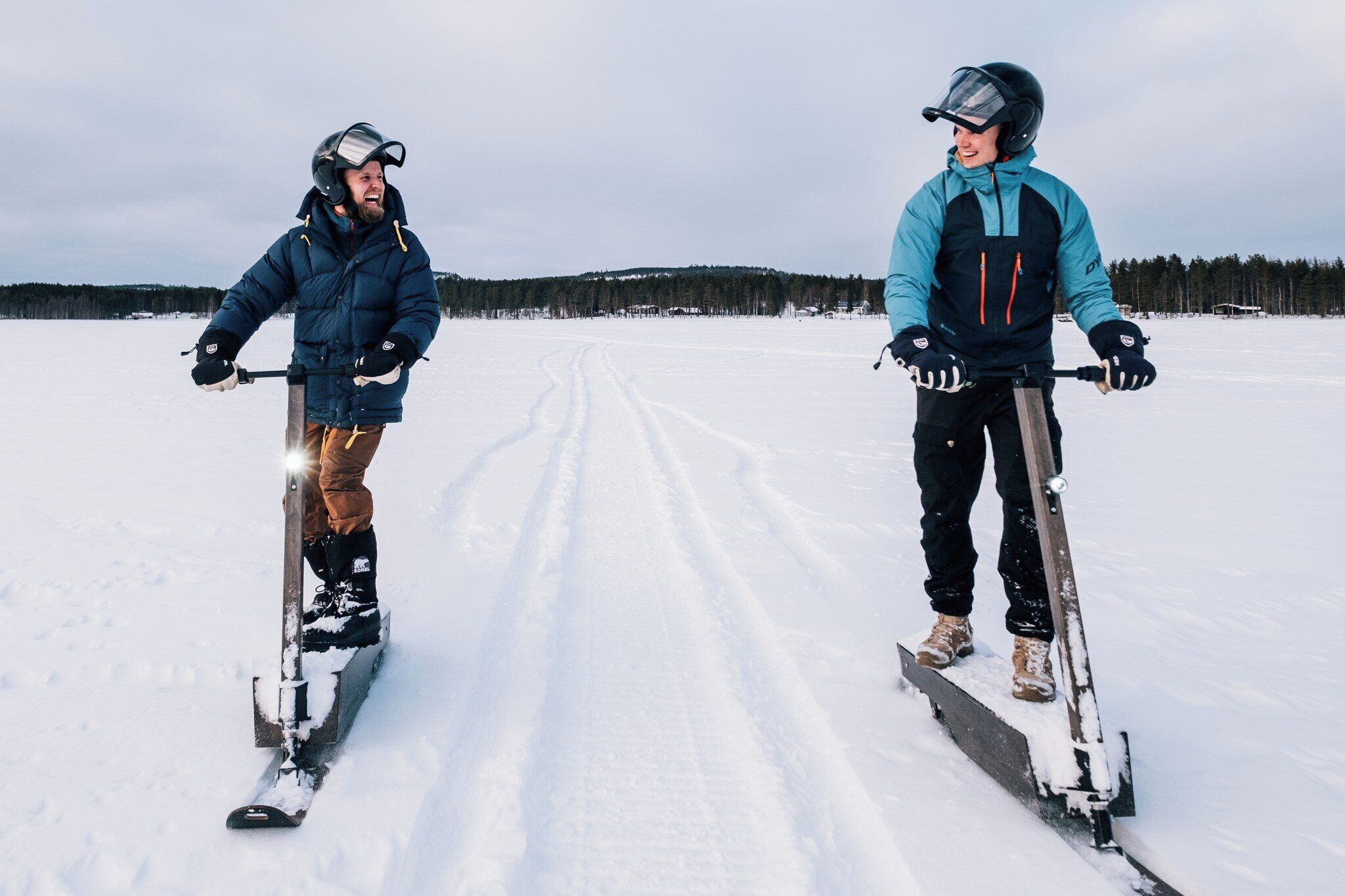 Dos personas esquiando de fondo por un sendero nevado.