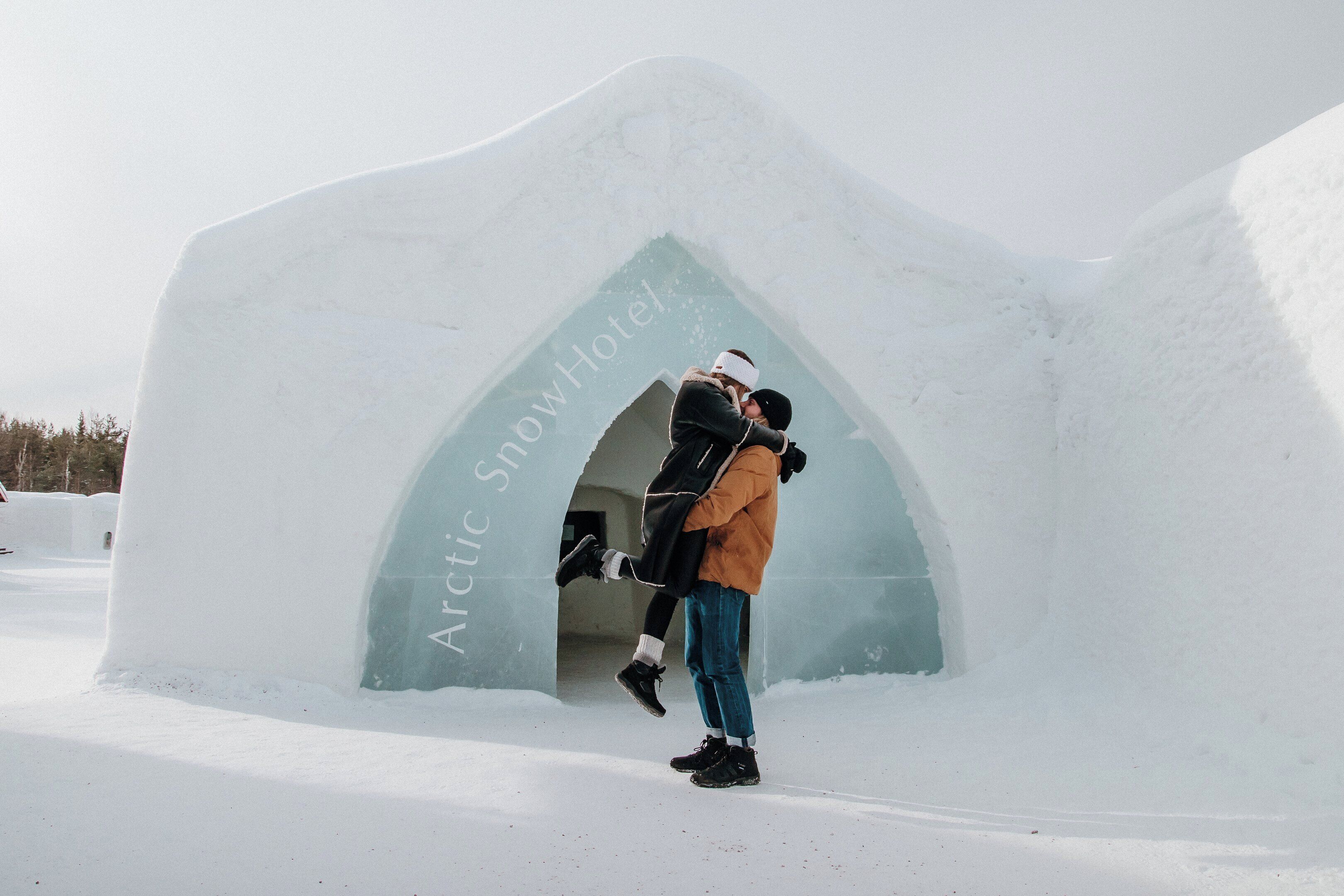 Un igloo sur lequel on peut lire l’inscription « Arctic SnowHotel » au-dessus de l’entrée.