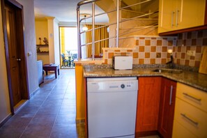 Duplex Plus Suite | Cuisine privée | Grand réfrigérateur, micro-ondes, four, plaque de cuisson