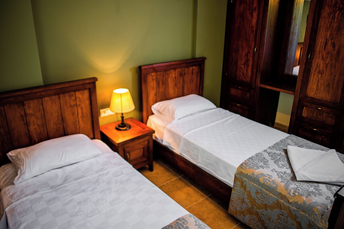 Basic Studio | Premium bedding, desk, iron/ironing board, WiFi (free)