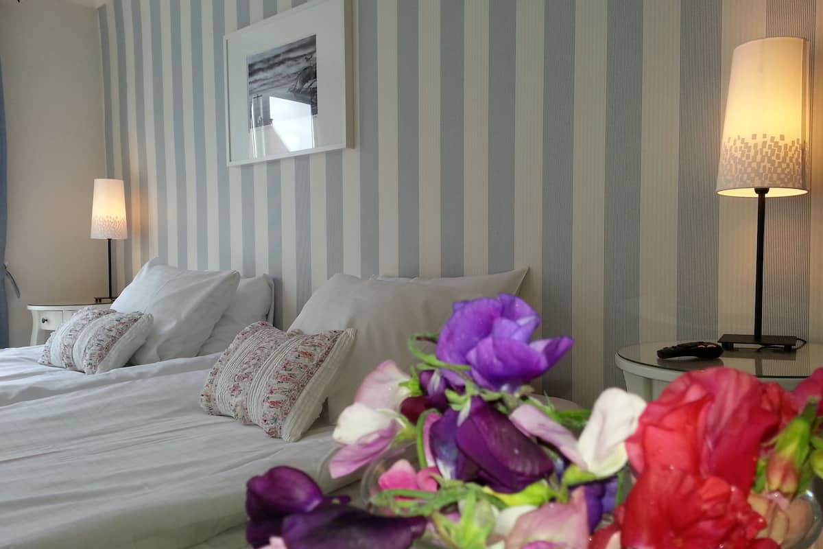 Triple Room, Private Bathroom | Peralatan tempat tidur premium, dilengkapkan perabot secara berasingan