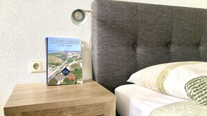 Leilighet, balkong (1st floor) | Skrivebord, strykejern/-brett, wi-fi (inkludert) og sengetøy