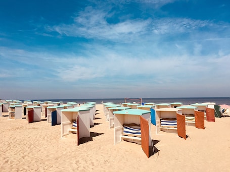 On the beach. Nicolette Appartementen