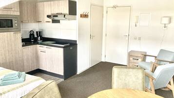 Studio (3rd floor) | Een bureau, een strijkplank/strijkijzer, gratis wifi, beddengoed