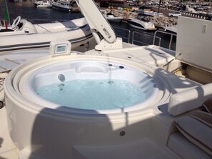 Outdoor spa tub - Red Sea Yachts (Eilat)