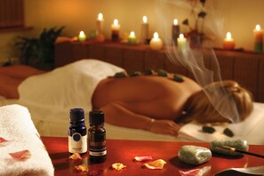 Salas de tratamientos para parejas, sauna, bañera de hidromasaje 