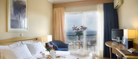 Kahden hengen classic-huone (yksi tai kaksi sänkyä), merinäköala | Minibaari, tallelokero huoneessa, työpöytä, pimennysverhot