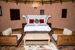 Suite | Bureau, rideaux occultants, fer et planche à repasser