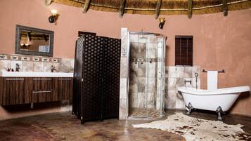 Suite | Salle de bain | Baignoire et douche séparées, articles de toilette gratuits