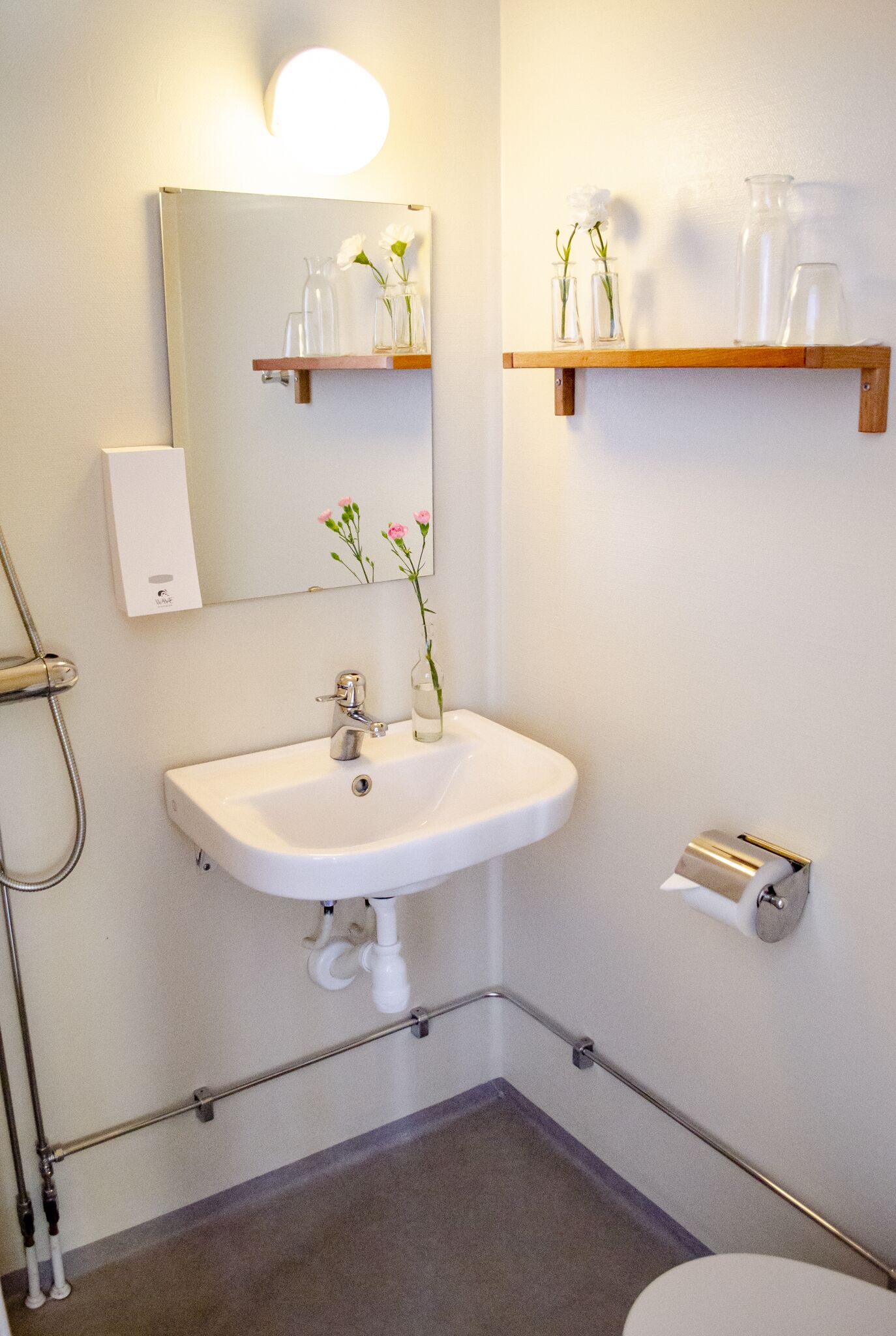 single room | bathroom | shower, towels