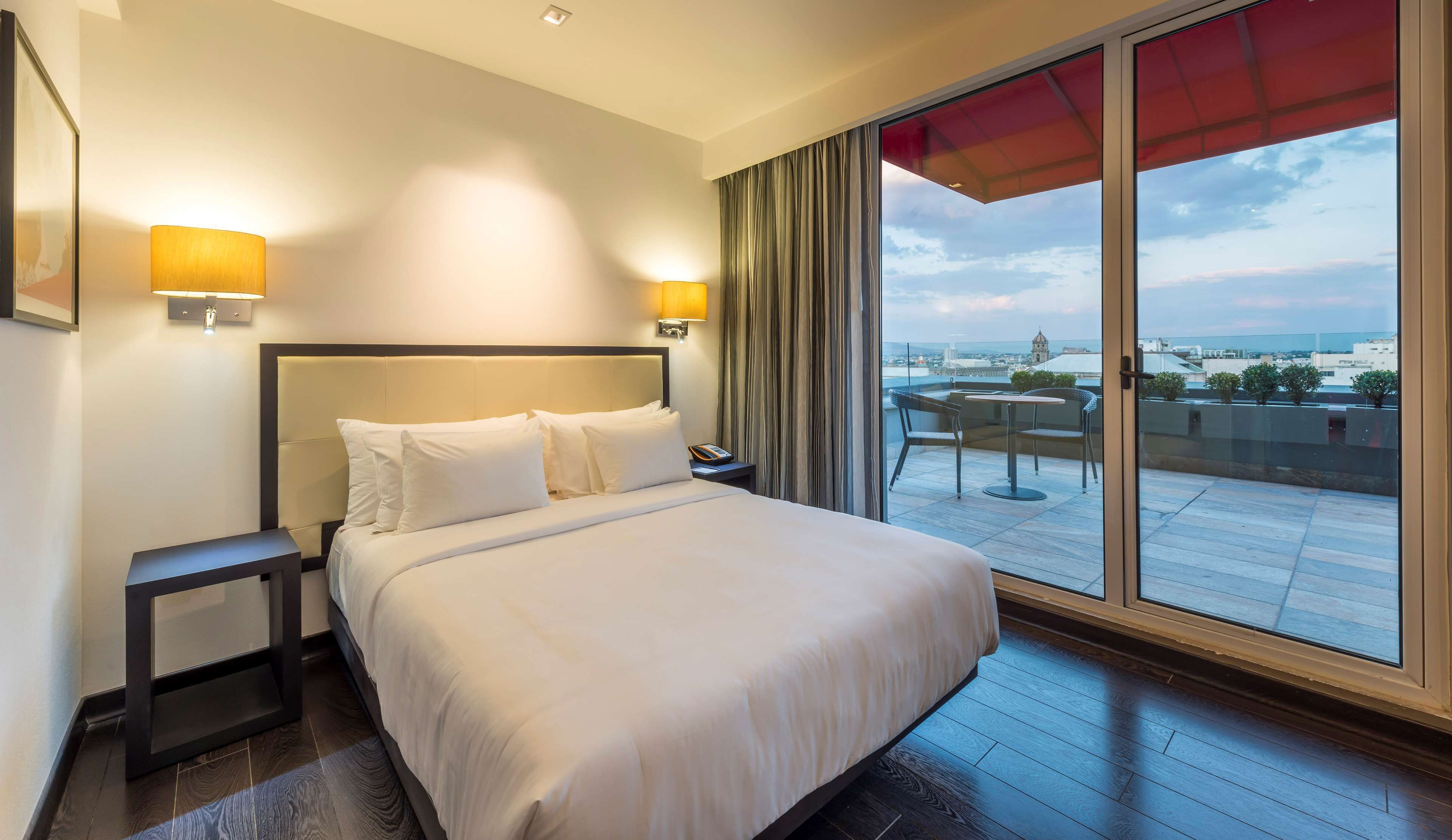 Habitación, 1 cama Queen size, Terraza | Ropa de cama de alta calidad, edredón, camas con pillow-top y minibar 