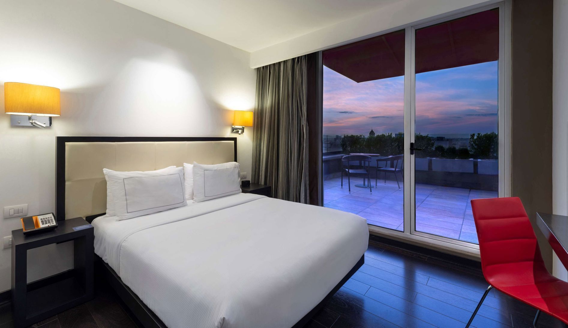 Ropa de cama de alta calidad, edredón, camas con pillow-top y minibar 