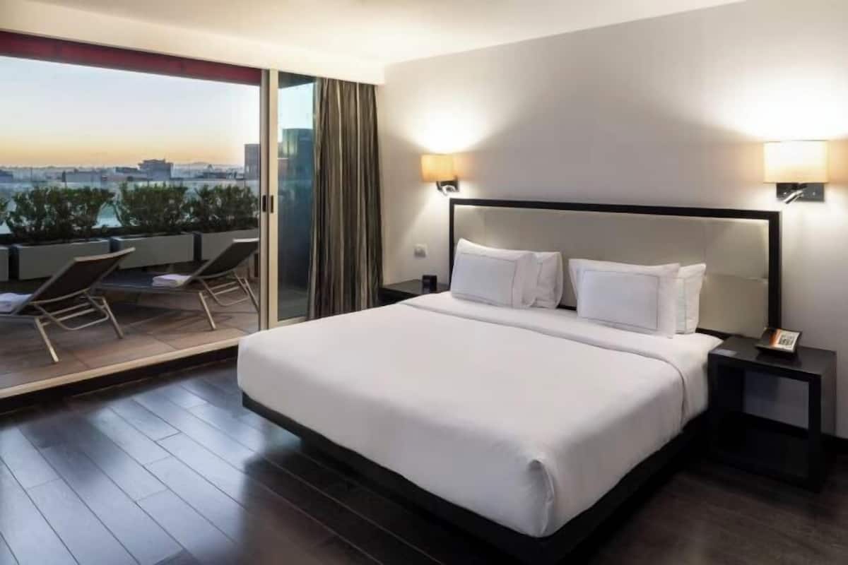 Premium bedding, down duvets, pillow-top beds, free minibar items