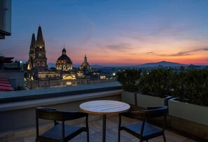 Premium bedding, down comforters, pillowtop beds, minibar - DoubleTree by Hilton Guadalajara Centro Historico (Guadalajara)