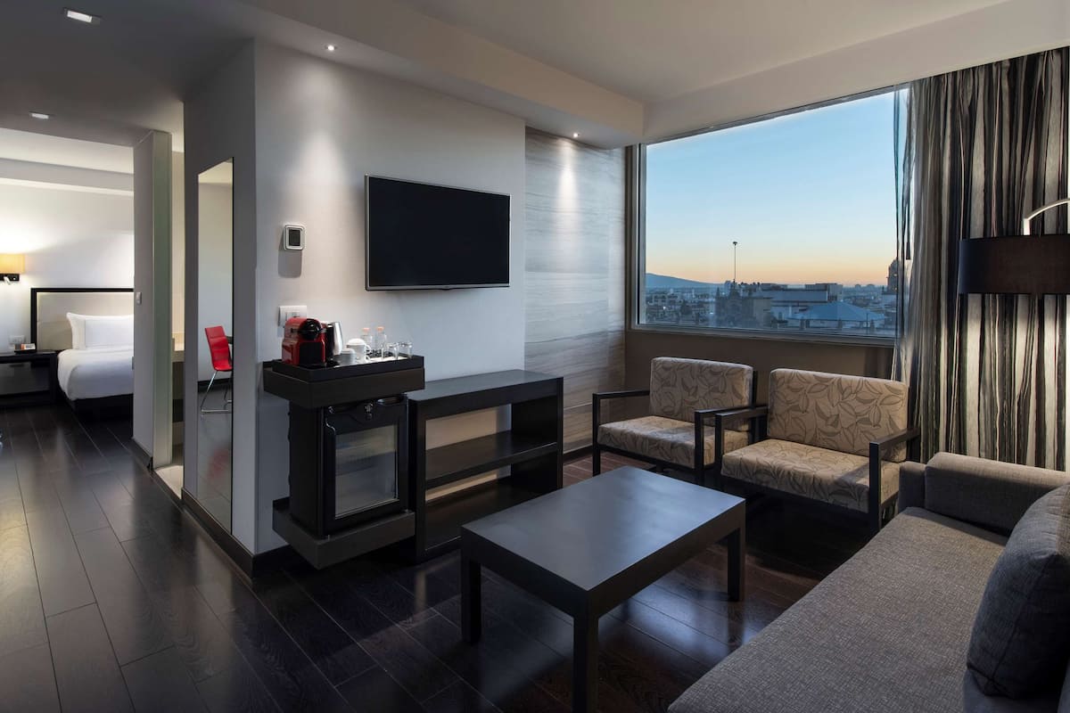 deluxe room, 1 king bed | premium bedding, down duvets, pillow-top beds, free minibar items