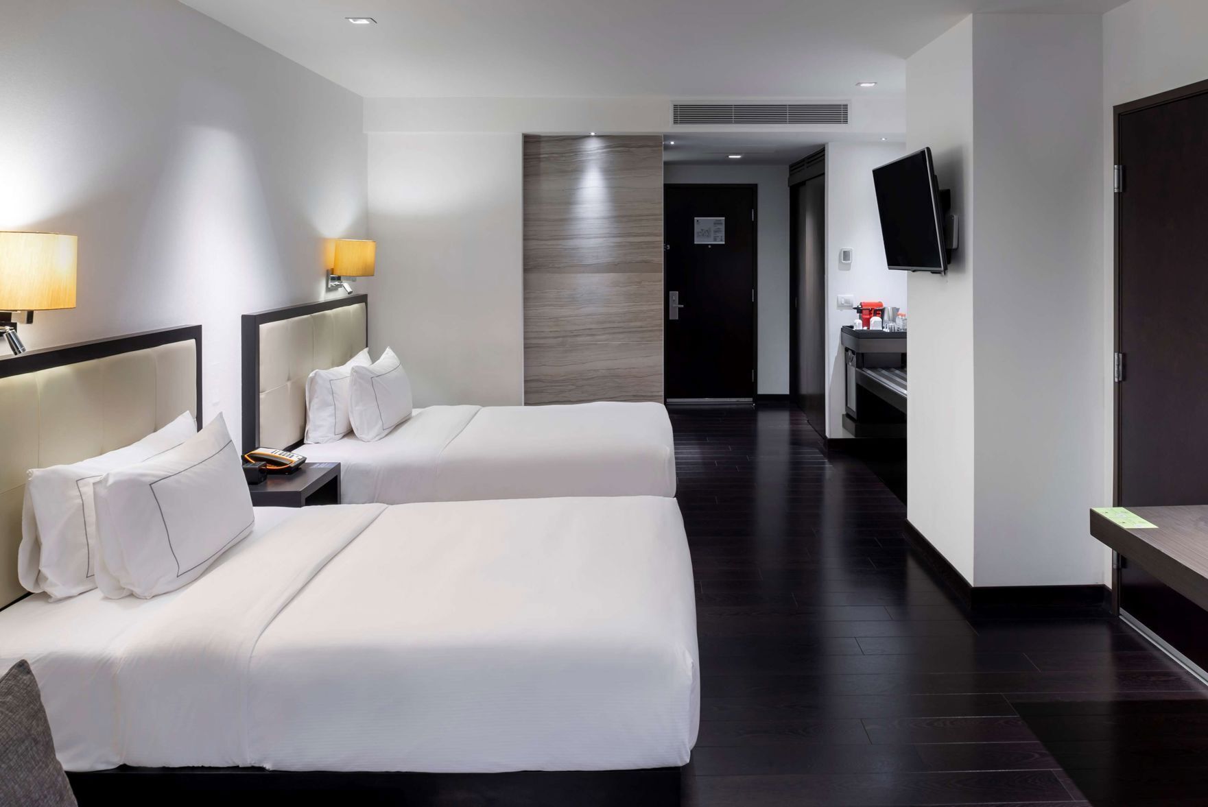 Ropa de cama de alta calidad, edredón, camas con pillow-top y minibar 